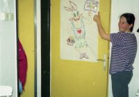 Voditeljica Tanja pokazuje na vratima ureda crtež članova za Uskrs