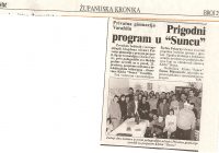 2001.21.12. Ravnateljica i učenici privatne gimnazije slave Božić u Suncu